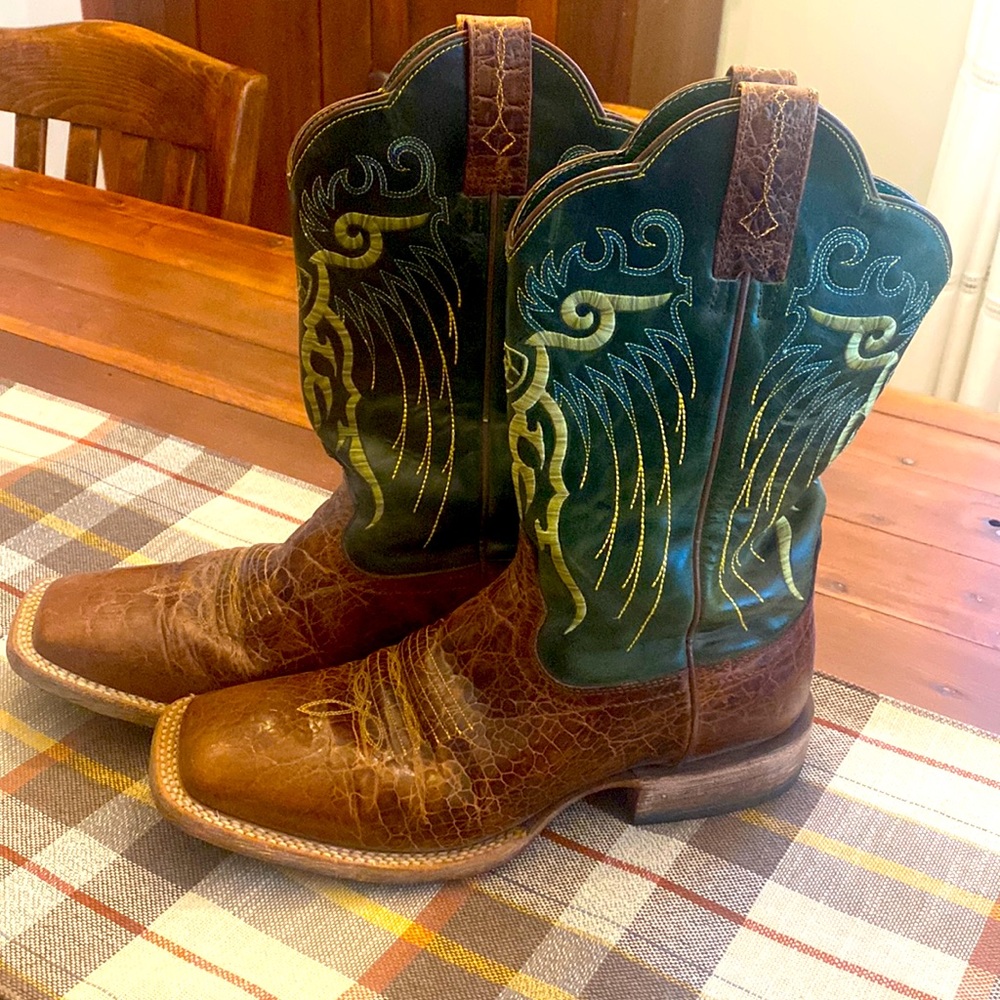 Men’s Ariat leather soled cowboy boots size 9.5